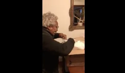 Momento en que la abuela abre el regalo.