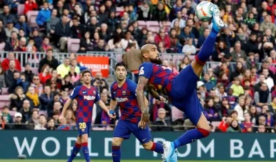 Arturo Vidal hace una chilena. 