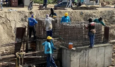 Los obreros terminaron de construir las bases de la Aleta del Tiburón. 