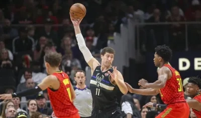 Acción del juego entre los Bucks y los Hawks.