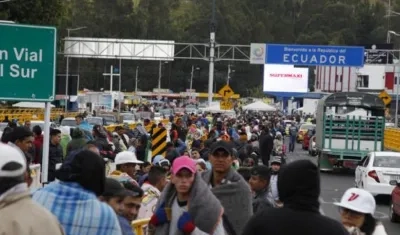 Imagen de venezolanos en una de las entradas a Ecuador.