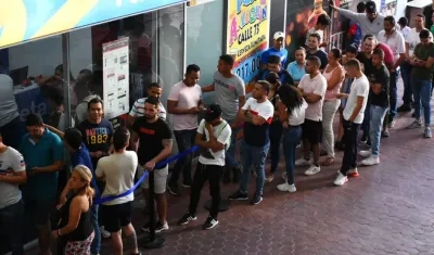 Filas en el punto de venta de los abonos. 