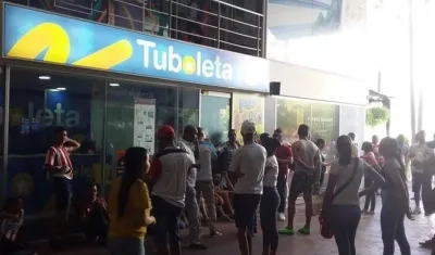 Hinchas a las afueras de las oficinas de TuBoleta. 