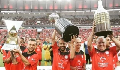 Zico celebra con la Copa Libertadores. 