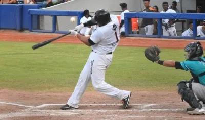 Edilberto Mendoza consume su turno al bate.