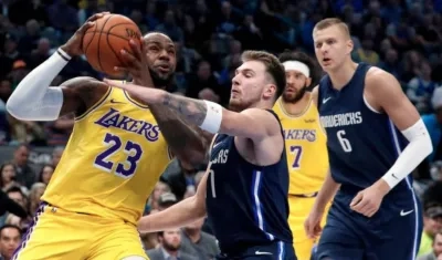 Acción del juego entre LeBron James y Luka Doncic. 