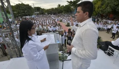Momento del juramento del Alcalde de Soledad, Rodolfo Ucrós.