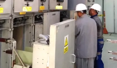 Técnicos de Electricaribe durante la reparación de la avería.