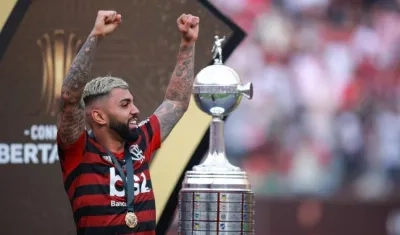 Gabigol celebra con el trofeo de campeón. 