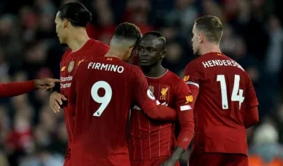 Roberto Firmino felicita a Mané. 