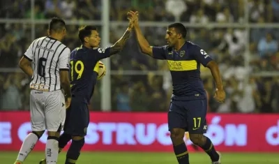 Ramón Ábila celebra uno de los goles de Boca. 