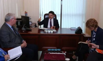 Agnes Callamard (derecha), enviada especial de la ONU para ejecuciones y Yasin Aktay (centro).