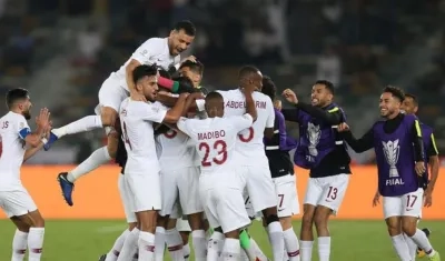 Jugadores de Catar celebran uno de los goles del titulo. 