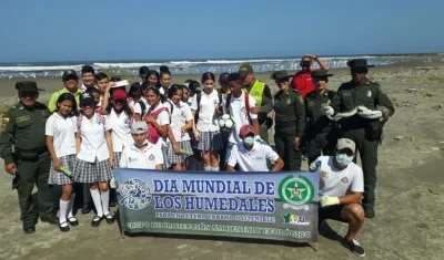 Participantes del Día Mundial de los Humedales en Puerto Colombia, a cargo de la Policía Ambiental. 