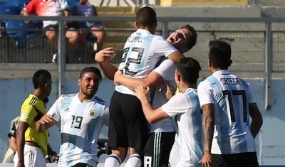 Julian Alvarez (3-i) de Argentina celebra su gol, el de la victoria de Argentina ante Colombia. 