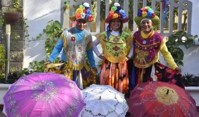 Mónica Óspino Dávila, directora de la danza 'La Farota Mayor' de Talaigua Nuevo e integrantes de la danza.