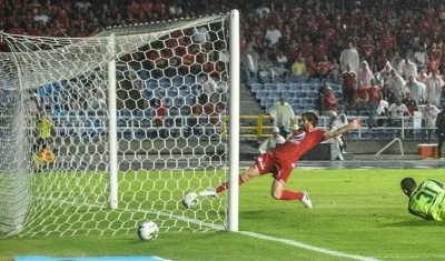 Acción de uno de los goles de Fernando Aristeguieta.