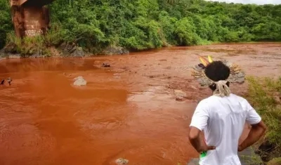 Fotografía cedida por la Fundación Nacional del Indio (FUNAI) que muestra a un indígena en los márgenes de la represa que se derrumbó, en Brumandinho (Brasil).