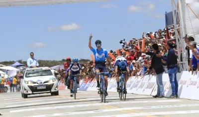 Winner Anacona se impone en la meta del Alto del Colorado. 