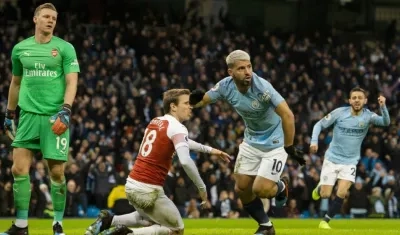 Sergio Agüero celebra un gol. 