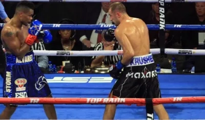 Instante del combate entre Eleider Álvarez y Sergey Kovalev. 