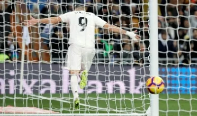 Karim Benzema celebra su anotación. 