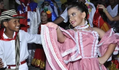 Valentina Villalobos Romero y Stefín Algarín Puello, reyes infantiles del Carnaval en Polonuevo.