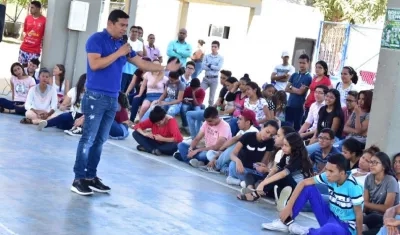 El Alcalde Efraín Bello socializando la iniciativa.