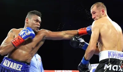 Eléider Álvarez Baytar golpeando al ruso Sergey Kovalev.