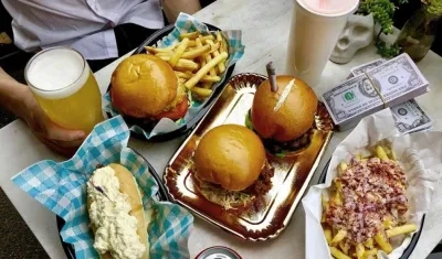 Fotografía facilitada por Pablo's Escoburger, una hamburguesería que lleva el nombre inspirado en el fallecido narcotraficante colombiano Pablo Escobar.