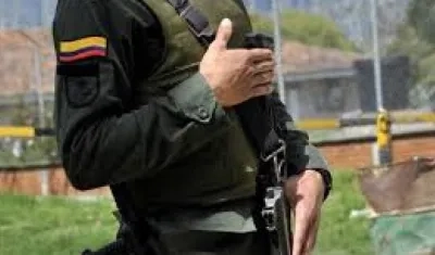 Compañeros lograron persuadir al uniformado.