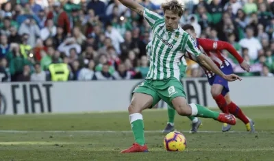Sergio Canales dispara el penal de la victoria. 