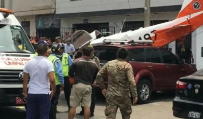 La aeronave planeó sobre la vía y a muy poca distancia del suelo impactó contra un poste de electricidad.