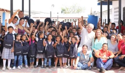 Alcalde de Soledad con niños de primaria.