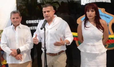 El presidente Juan Vergara Díaz durante la entrega de las obras. A su lado los vicepresidentes Rubén Marino Borge y María Henríquez Quintero.