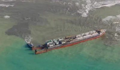 Labores de remolque de la barcaza Sea Marlin de Puerto Escondido, Córdoba.