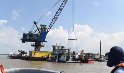 Foto de las maniobras de retiro de la draga ‘Puerta de Oro’.