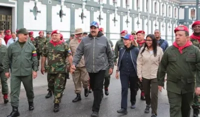  Fotografía cedida por la oficina de Prensa de Miraflores, del gobernante venezolano, Nicolás Maduro (c), durante un acto de Gobierno con militares este lunes en Maracay.