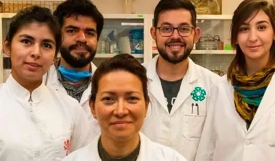 Científica Eva Ramón Gallegos, con varios colaboradores.