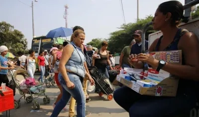 Los venezolanos en el puente Simón Bolívar. 