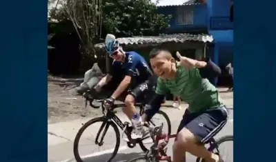 Chris Froome al lado de un aficionado. 