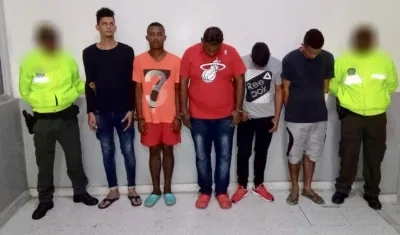 Los cinco capturados.