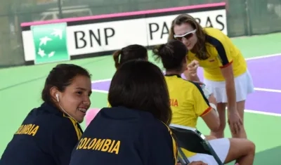 Camila Osorio conversa con una compañera. 