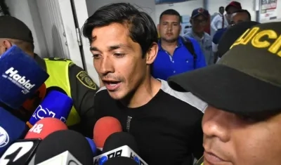 Matías Fernández a su arribo al aeropuerto Ernesto Cortissoz.