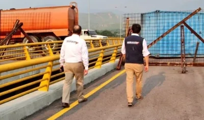 La Guardia Bolivariana colocó dos contenedores en la vía.