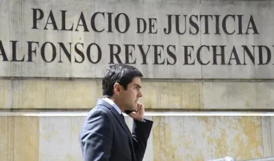 El denunciante, Samuel Hoyos, ingresando a la Corte Suprema de Justicia.