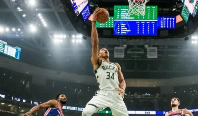  El escolta checo Tomas Satoransky (d) y el alero Jeff Green (i) de Washington Wizards en acción ante el alero griego Giannis Antetokounmpo (c) de Milwaukee Bucks.