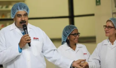 El Presidente Nicolás Maduro con Delcy Rodríguez y Cilia Flórez.