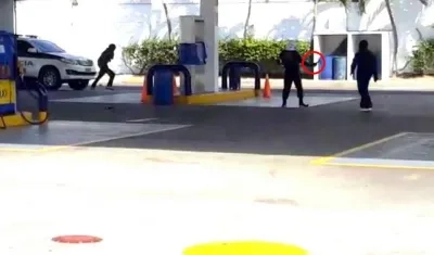 Uno de los encapuchados amenaza con lanzar una bomba incendiaria a un vehículo de la Policía dentro de una EDS.