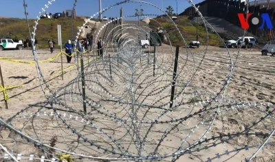 Así se ven de cerca las vallas de concertina en la frontera entre Estados Unidos y México, en el Parque Estatal Border Field, California. 